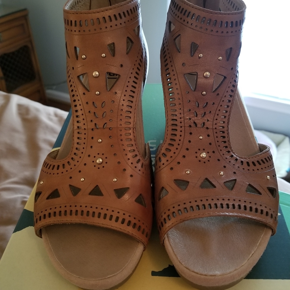 Earth Attalea Barbuda Brown Wedge Sandals